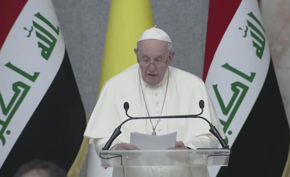 Papa en visita a Irak hablando desde un podio