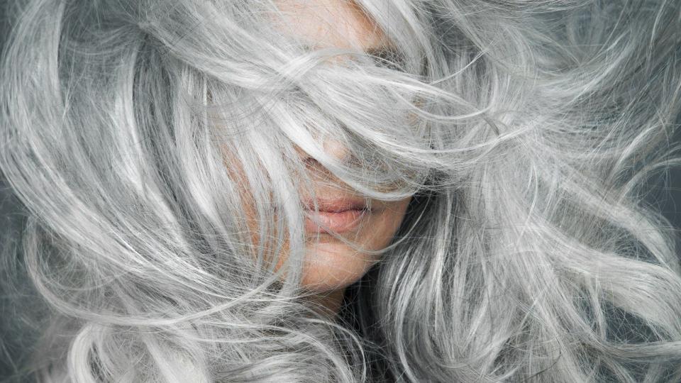 Stress, smoking, lack of B12 and copper: the secret of gray hair