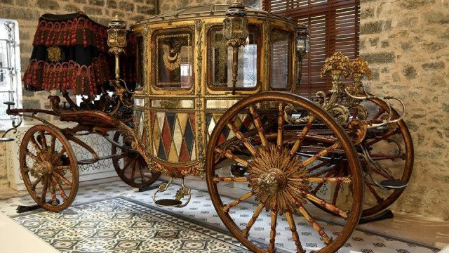 馬車とガラスのピアノがトルコで展示されました Europeantimesnews