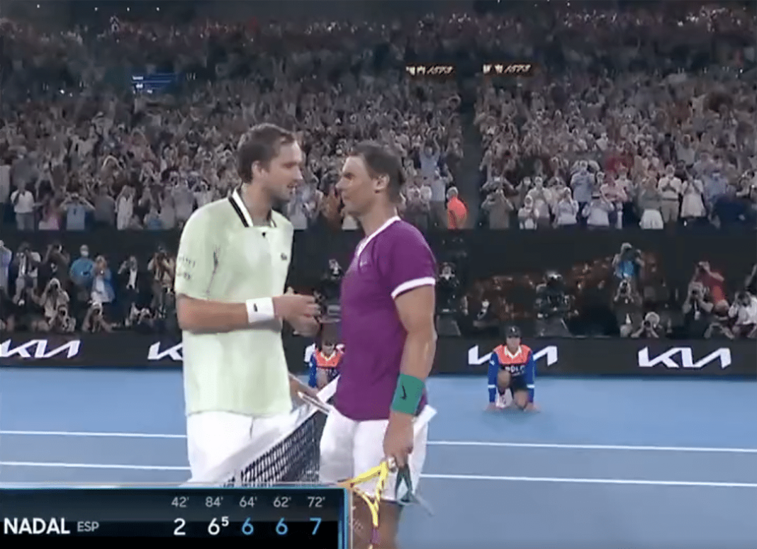 Rafael Nadal si nad sítí na tenisovém kurtu podává ruku s Daniilem Medveděvem