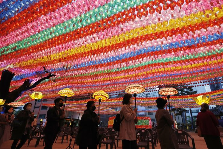 Parade annuelle des lanternes bouddhiques