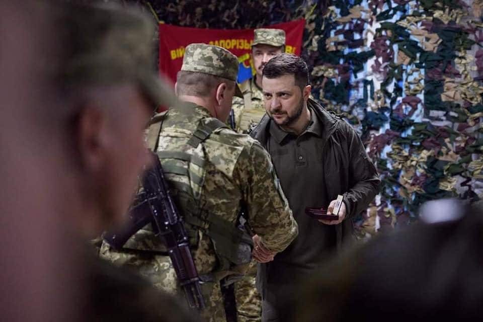 Ostukraine - Wolodymyr Selenskyj sprach mit den Verteidigern der Ukraine und überreichte ihnen staatliche Auszeichnungen.