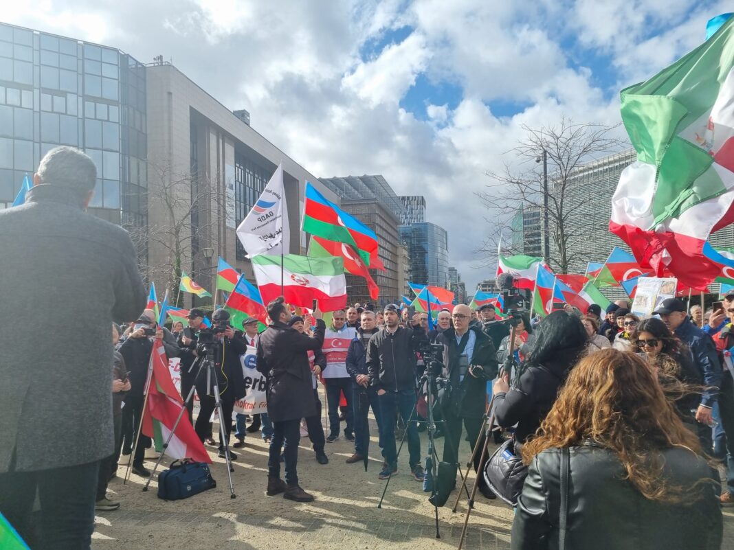 25. března se demonstranti z ázerbájdžánské komunity v Íránu sešli před Evropským parlamentem a před institucemi EU, aby vyjádřili svou podporu íránské revoluci i ukrajinské diaspoře.